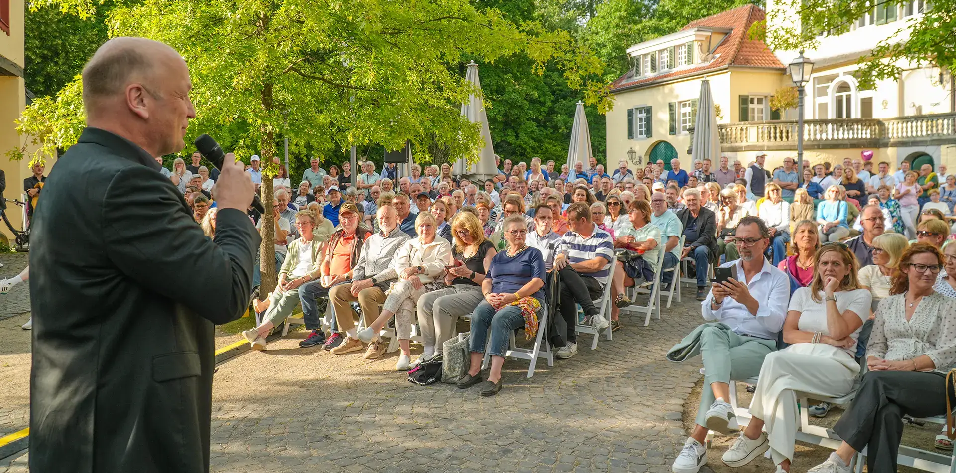 Die fünf Bürgermeister*in Kandidaten im Gespräch auf Schloss Eulenbroich